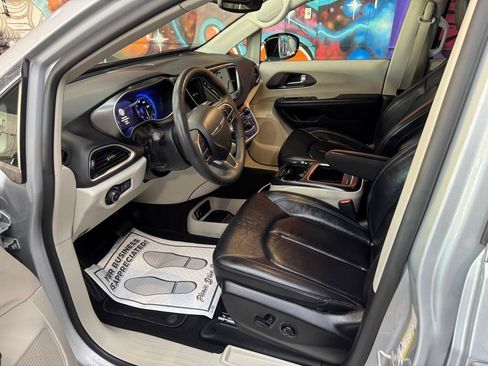 Used 2024 Chrysler Pacifica Touring-L FWD image 11