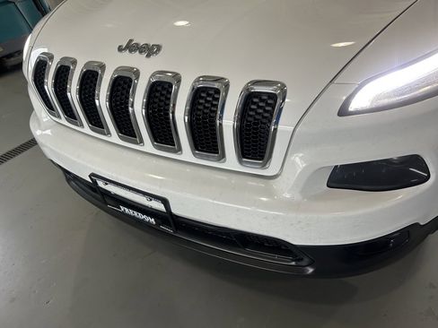 Used 2018 Jeep Cherokee Latitude Plus w/ Cold Weather Group image 8