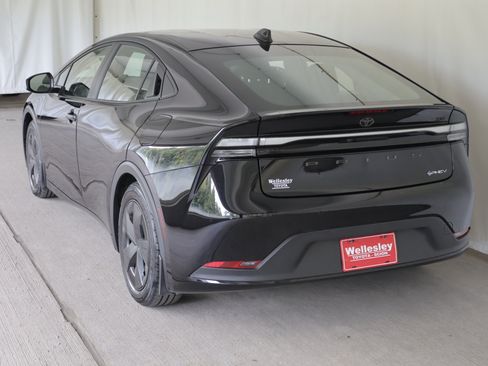 Used 2026 Toyota Prius Plug-In Hybrid FWD image 24
