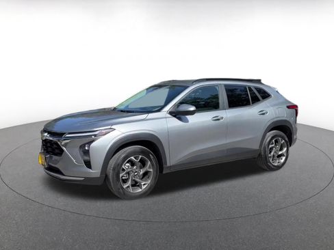 Used 2025 Chevrolet Trax LT w/ LT Convenience Package FWD image 8