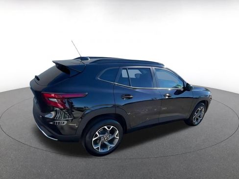 Used 2025 Chevrolet Trax LT FWD image 13