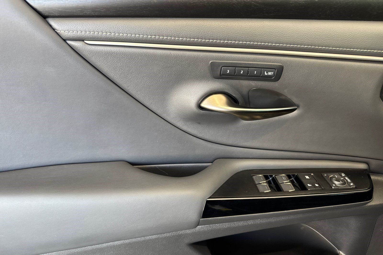 Certified 2023 Lexus ES 300h w/ Premium Package FWD image 12