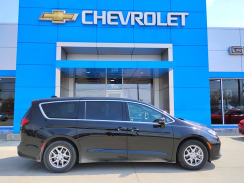Used 2025 Chrysler Pacifica Select image 11
