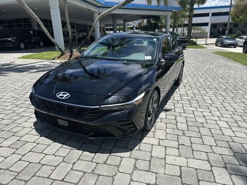 Used 2025 Hyundai Elantra SEL FWD image 19