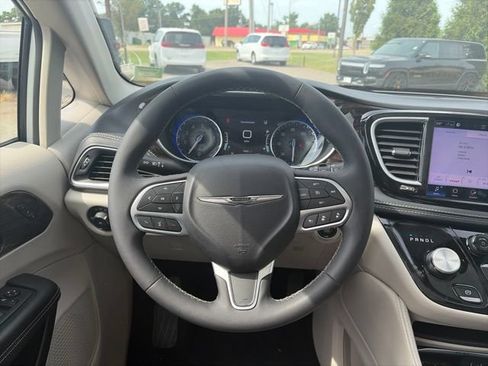 Used 2024 Chrysler Pacifica Limited w/ Trailer Tow Group FWD image 14