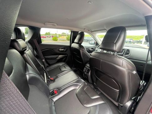 Used 2019 Jeep Cherokee Latitude Plus w/ Safety Group image 18