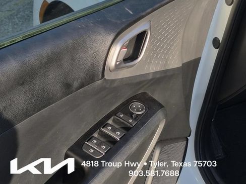 Certified 2025 Kia Soul LX w/ LX Technology Package FWD image 18
