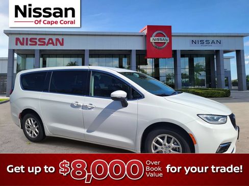 Used 2023 Chrysler Pacifica Touring-L FWD image 1
