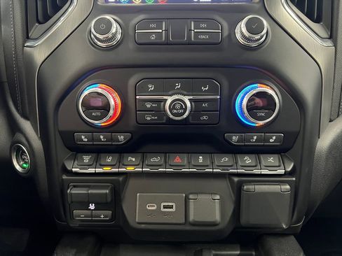 Used 2022 GMC Sierra 2500 Denali w/ Denali Black Diamond Edition AWD/4WD image 16