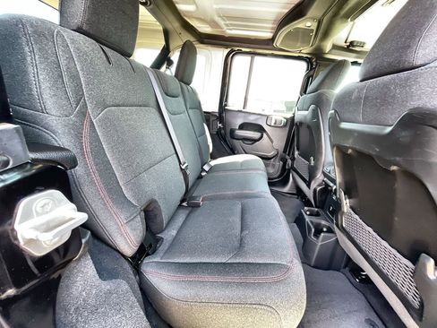 Used 2025 Jeep Wrangler Unlimited Rubicon image 25