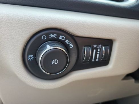 Used 2023 Chrysler Pacifica Touring-L FWD image 22