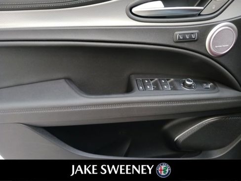 Used 2022 Alfa Romeo Stelvio Veloce image 30