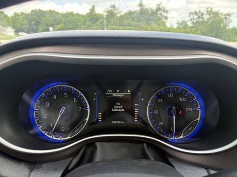 Used 2018 Chrysler Pacifica Touring-L FWD image 16