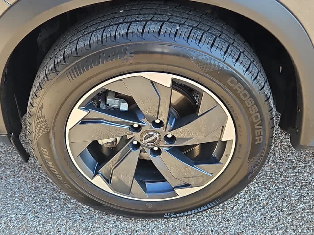 Used 2025 Nissan Rogue SV FWD image 12