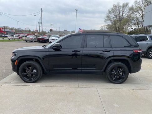 Used 2023 Jeep Grand Cherokee Limited w/ Black Appearance Package image 10