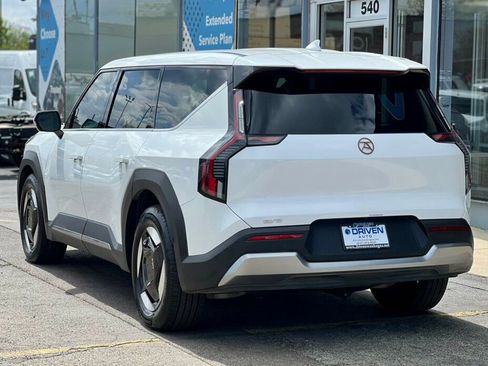 Used 2024 Kia EV9 Light Long Range RWD image 3