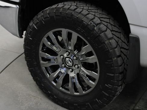 Used 2018 Nissan Titan SV AWD/4WD image 10