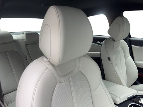 Used 2025 Genesis G70 2.5T image 46