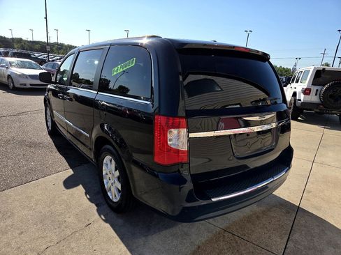 Used 2013 Chrysler Town & Country Touring image 7