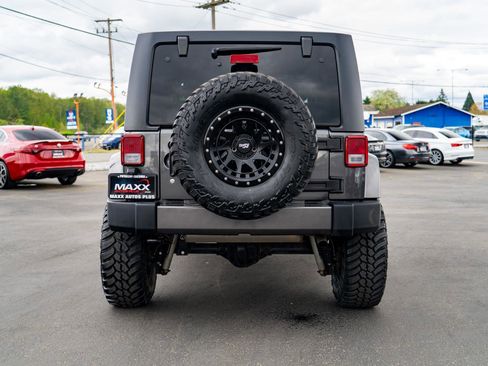 Used 2018 Jeep Wrangler Unlimited Sahara w/ Connectivity Group AWD/4WD image 10