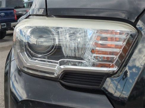 Used 2017 Toyota Tacoma TRD Sport w/ Premium & Technology Package image 10