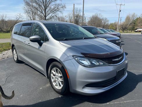 Used 2017 Chrysler Pacifica Touring image 1