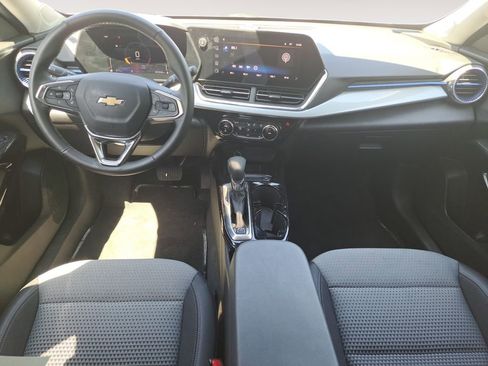 Used 2025 Chevrolet Trax LT w/ LT Convenience Package image 10