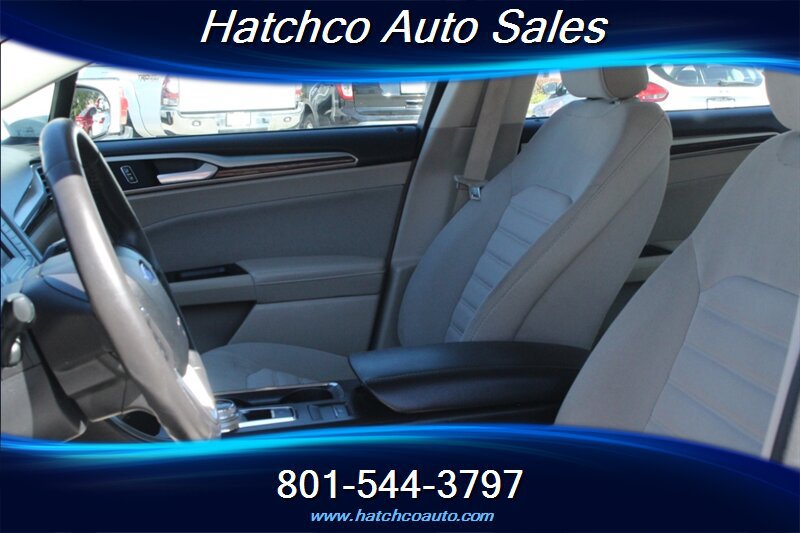 Used 2017 Ford Fusion SE FWD image 12