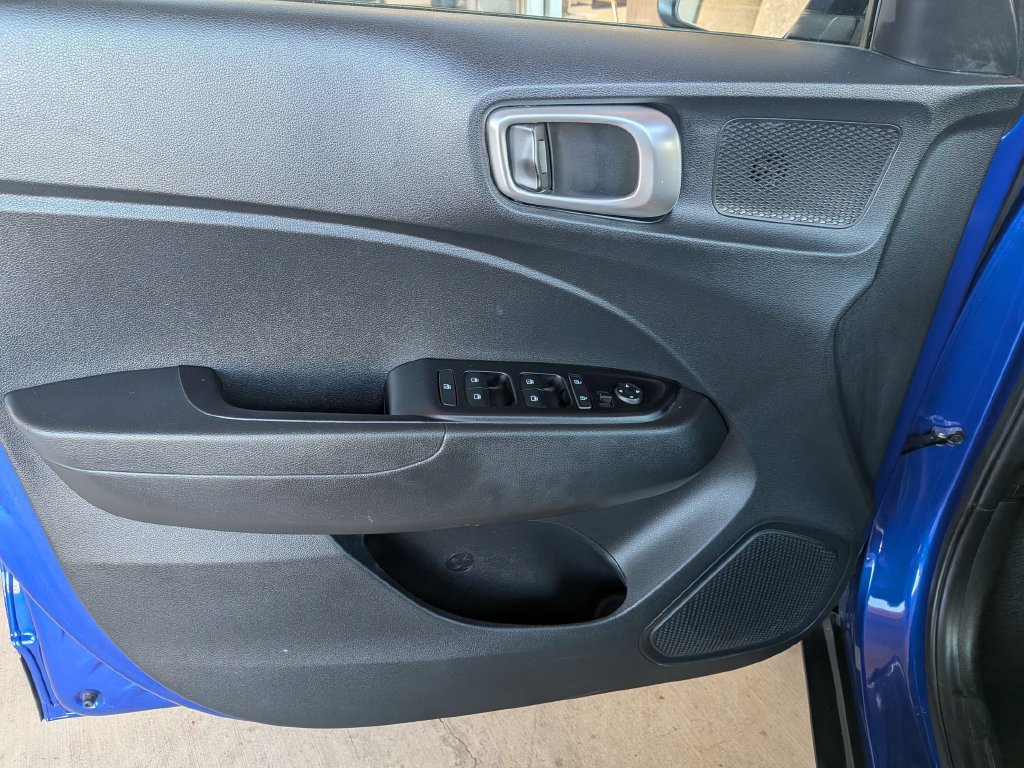 Used 2025 Hyundai Venue SEL FWD image 11