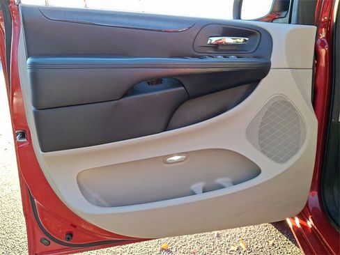 Used 2013 Dodge Grand Caravan SE image 12