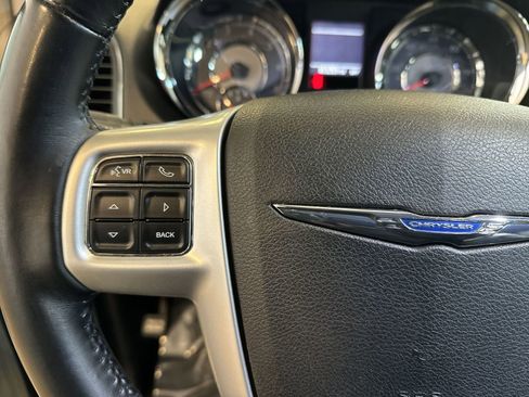 Used 2014 Chrysler Town & Country Touring image 12
