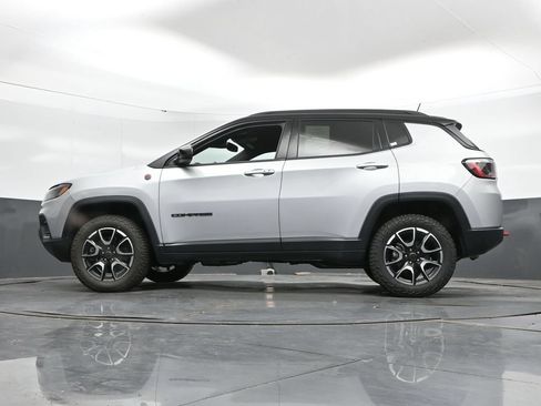 Used 2025 Jeep Compass Trailhawk w/ Trailer Tow Group AWD/4WD image 46