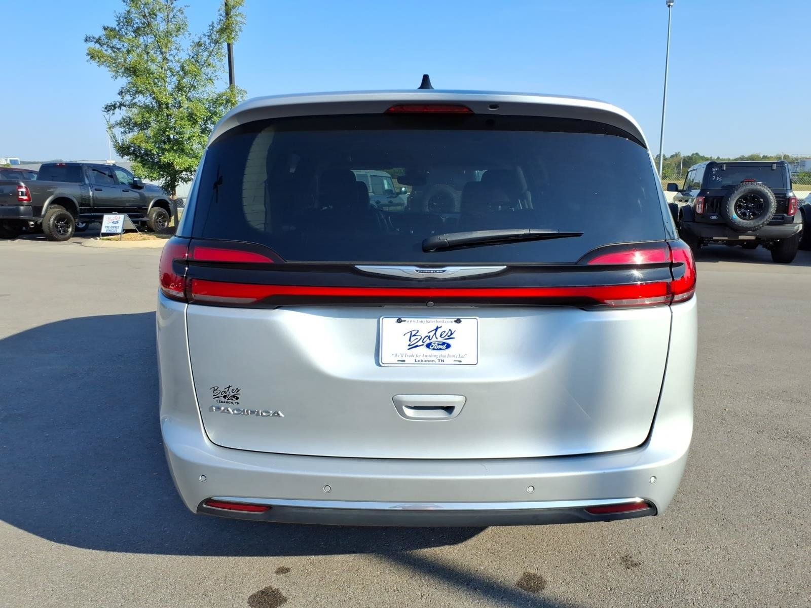 Used 2024 Chrysler Pacifica Touring-L FWD image 4