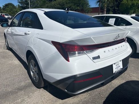 Used 2026 Hyundai Elantra SE FWD image 2