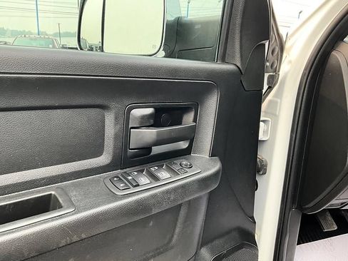 Used 2022 RAM 2500 Tradesman w/ Chrome Appearance Group AWD/4WD image 13