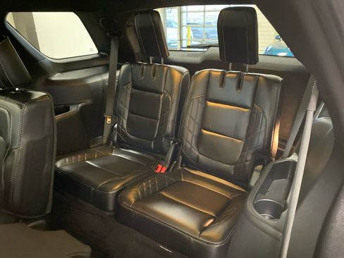 Used 2017 Ford Explorer Platinum image 12