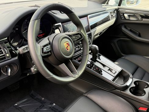 Certified 2025 Porsche Macan AWD/4WD image 19