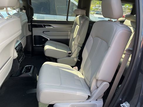Used 2025 Jeep Wagoneer Series III w/ Premium Group I AWD/4WD image 10