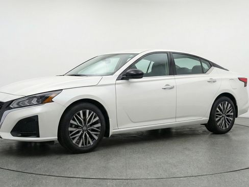 Used 2025 Nissan Altima 2.5 SV image 3