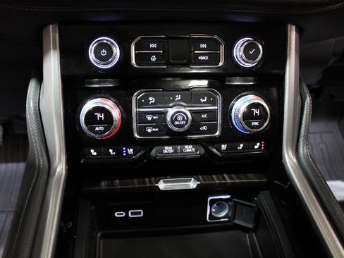 Used 2022 GMC Yukon XL Denali image 32