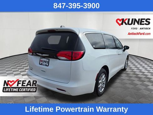 Used 2022 Chrysler Voyager LX image 7