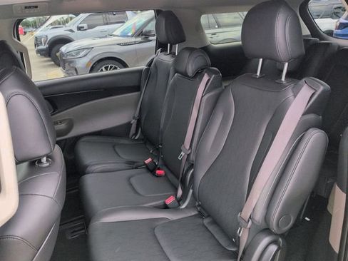 Used 2025 Kia Carnival FWD image 13