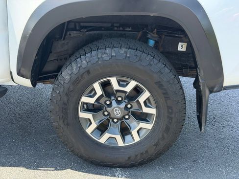 Used 2018 Toyota Tacoma TRD Off-Road AWD/4WD image 30