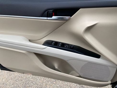Used 2019 Toyota Camry LE w/ Convenience Package FWD image 13