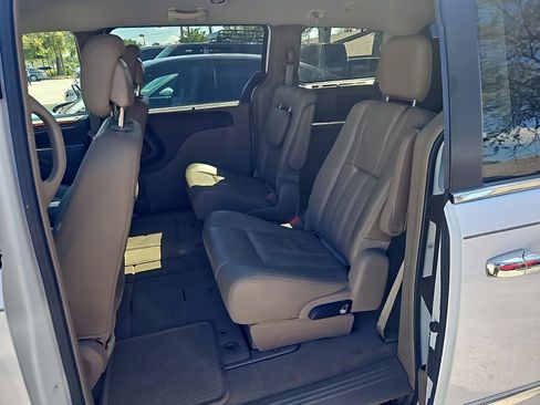 Used 2015 Chrysler Town & Country Touring w/ Driver Convenience Group image 11
