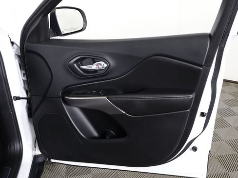 Used 2019 Jeep Cherokee Limited AWD/4WD image 24