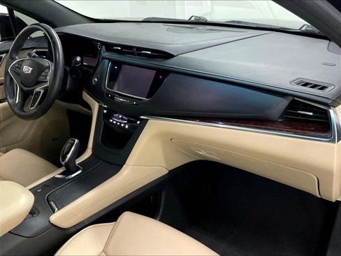 Used 2017 Cadillac XT5 Luxury w/ Driver Awareness Package FWD image 11