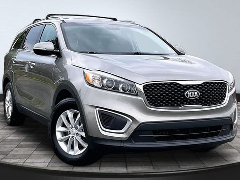 Used 2017 Kia Sorento LX w/ LX Convenience Package image 12