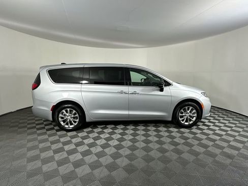 New 2026 Chrysler Pacifica Select AWD/4WD image 5