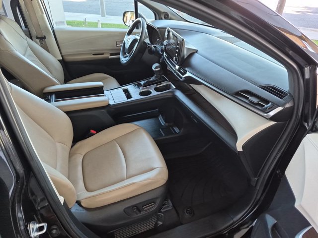 Used 2022 Toyota Sienna XLE w/ XLE Plus Package FWD image 5